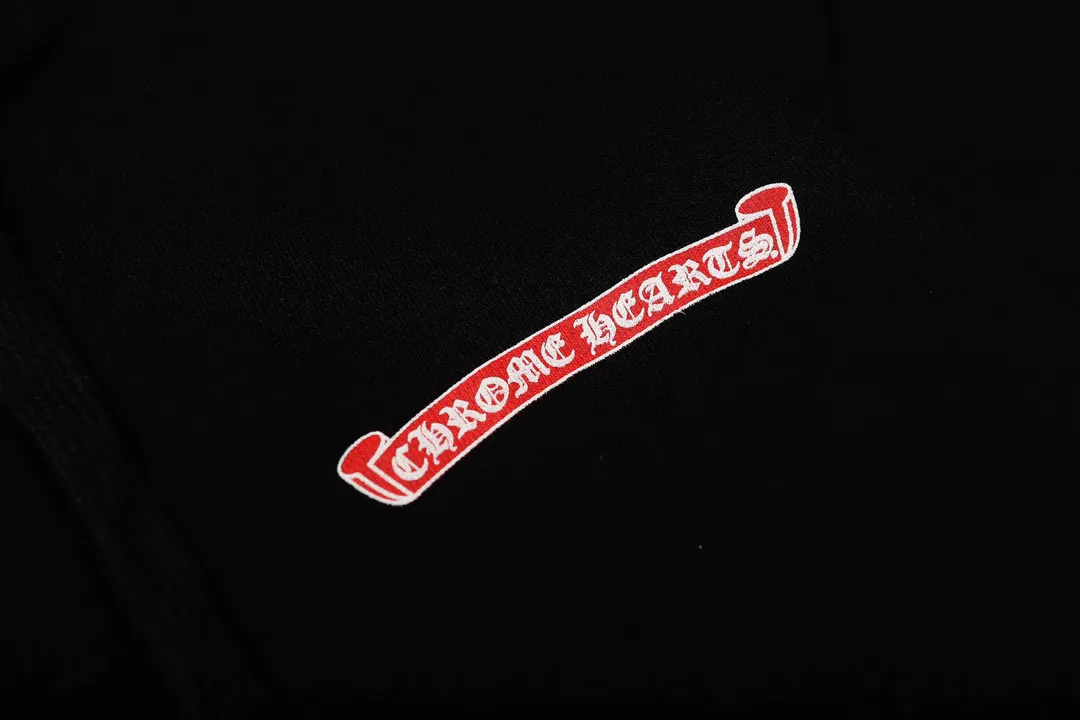 M33—P210 -Chrome Hearts/Chrome Hearts printed sweatshirt cardigan jacket -420 grams of high-density, high-quality wool, soft, delicate and skin-friendly, soft and silky to the touch, warm and skin-friendly -The hardware and zipper accessories are all customized and full of details -Colour: black -Size: S M L XL